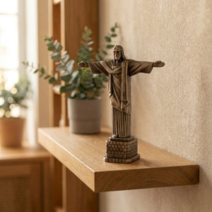 Statuette Christ Rédempteur sur une étagère flottante dans un salon chaleureux avec plante