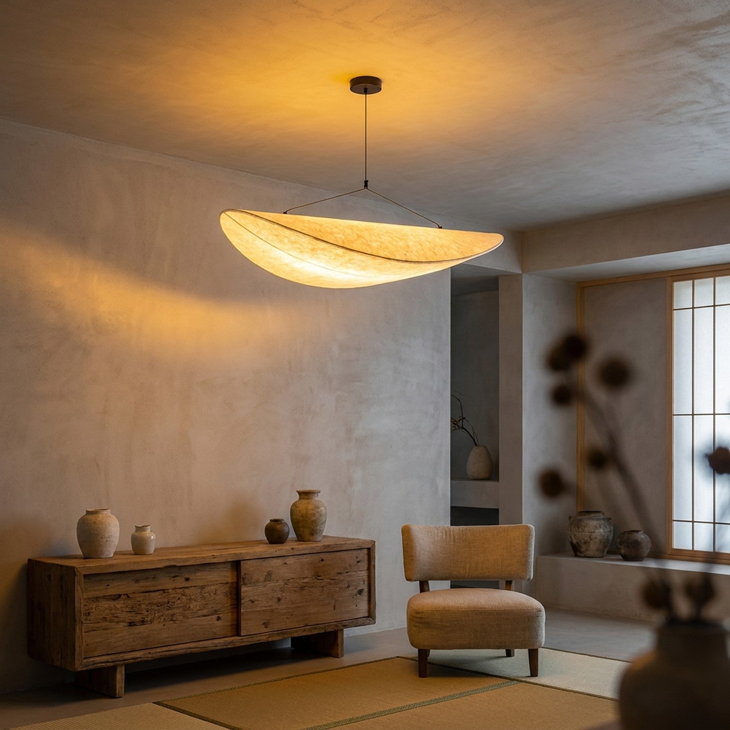 Suspension Wabi Sabi dans un salon japonais, ambiance chaleur