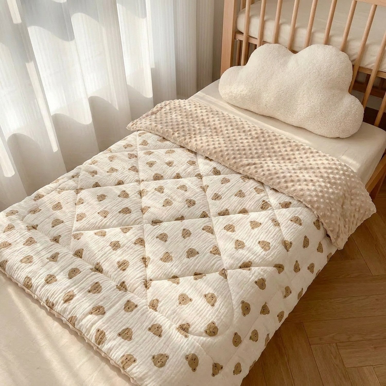 Couette bébé motif ours installée sur un lit dans une chambre chaleureuse