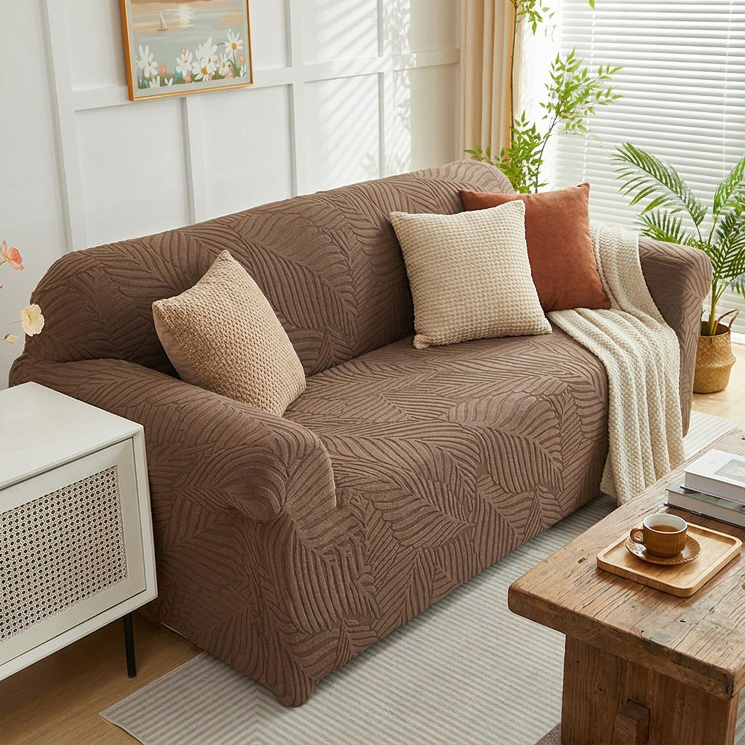 Housse de canapé motif feuilles dans un intérieur chaleureux