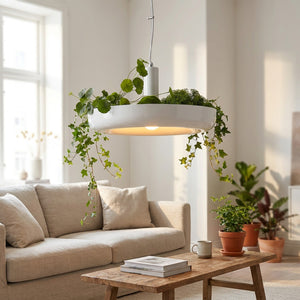 Suspension nordique dans un salon scandinave lumineux avec canapé lin