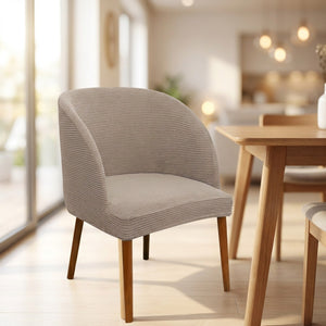 Housse de chaise ronde jacquard dans une salle à manger lumineuse près d'une table en bois