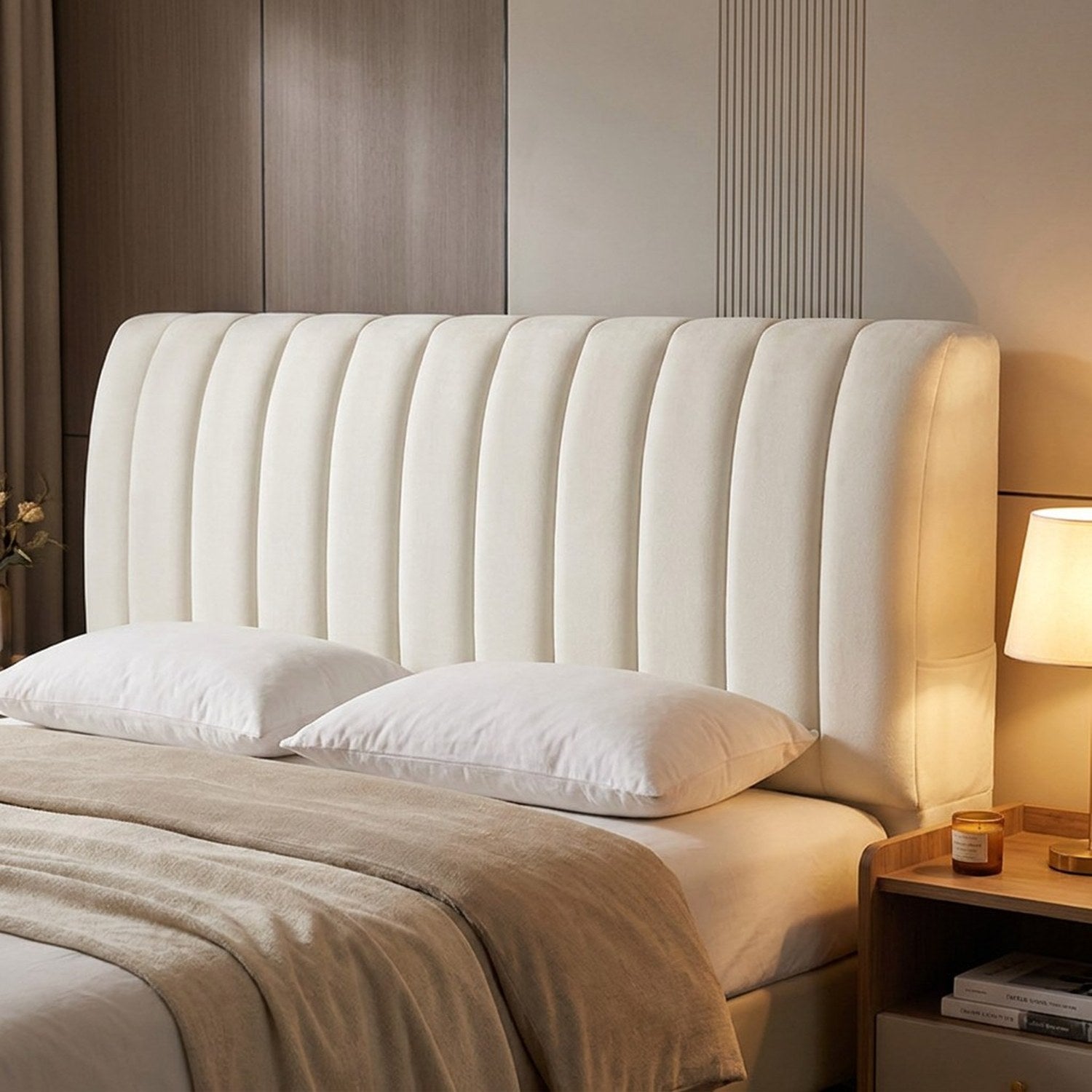 Housse de tête de lit blanche dans une chambre moderne avec table de chevet et lampe allumée