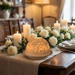 Bougeoir photophore en porcelaine sur table de dîner avec bougies et roses blanches