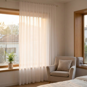 Voile blanc suspendu dans une chambre chaleureuse avec fauteuil