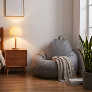 Housse de pouf tatami gris dans une chambre cocooning avec lampe et plante