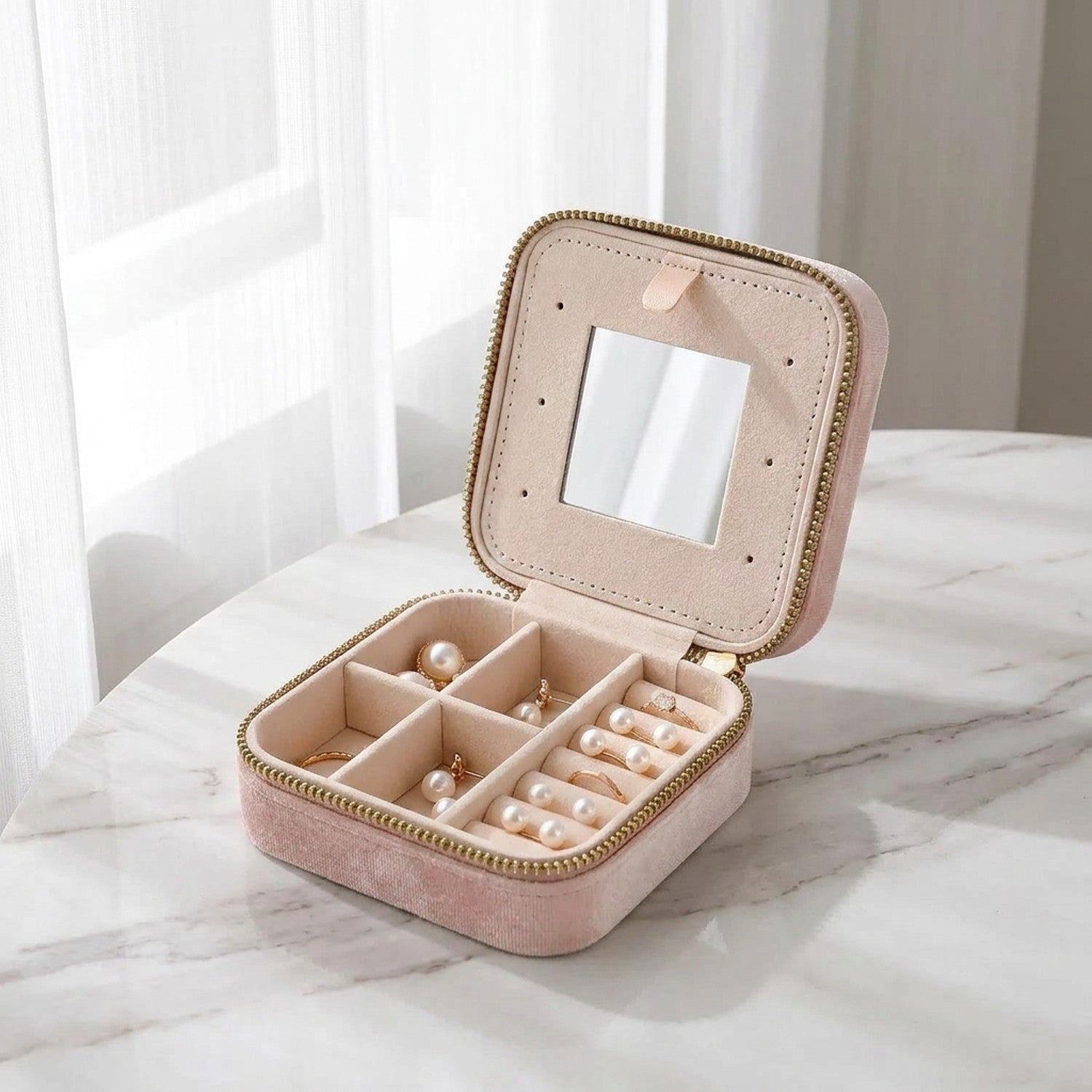 Boîte à bijoux velours rose ouverte sur surface marbre près fenêtre lumière naturelle