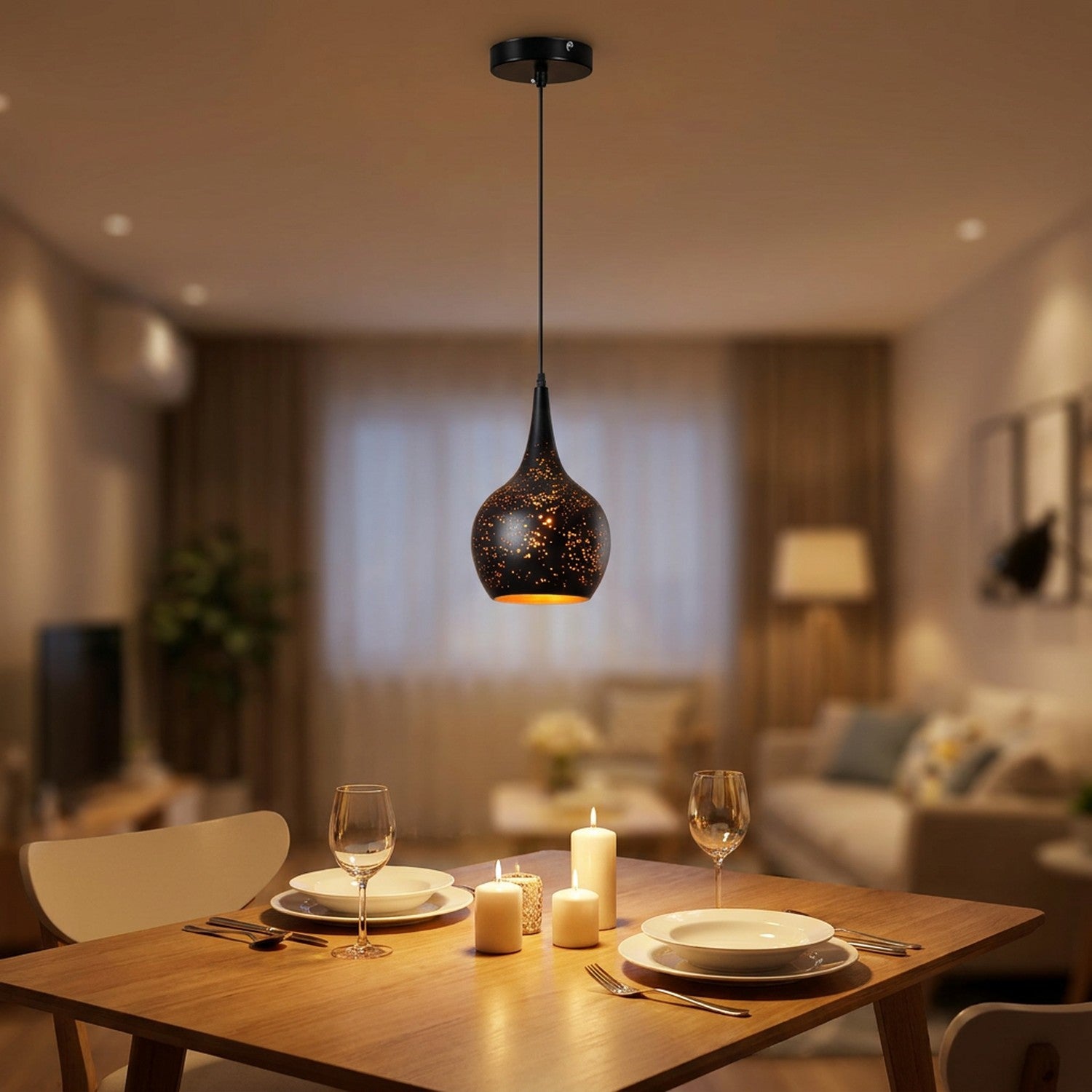 Suspension vintage en fer noir au-dessus d'une table dressée pour deux, ambiance cosy
