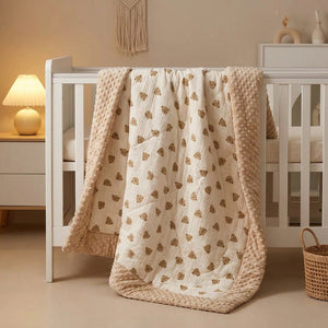 Couette bébé motif ours dans une chambre moderne avec table de chevet