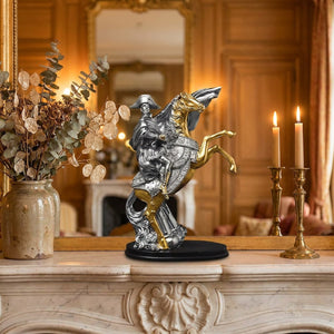 Statue Napoléon à cheval sur un manteau de cheminée dans un intérieur classique français