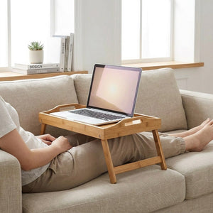 Plateau de lit avec ordinateur sur un canapé confortable