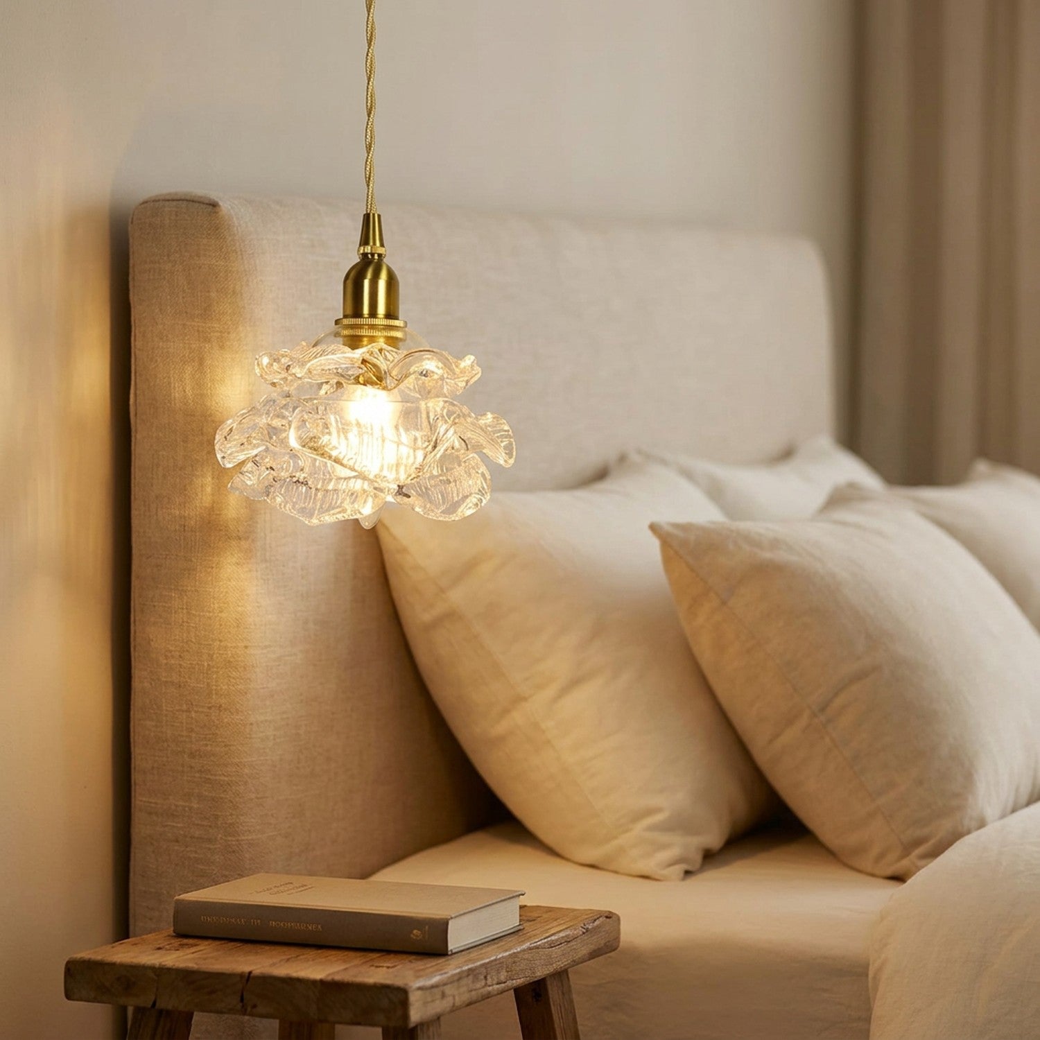 Lustre pendentif rose en verre dans une chambre cosy en guise de lumière de chevet