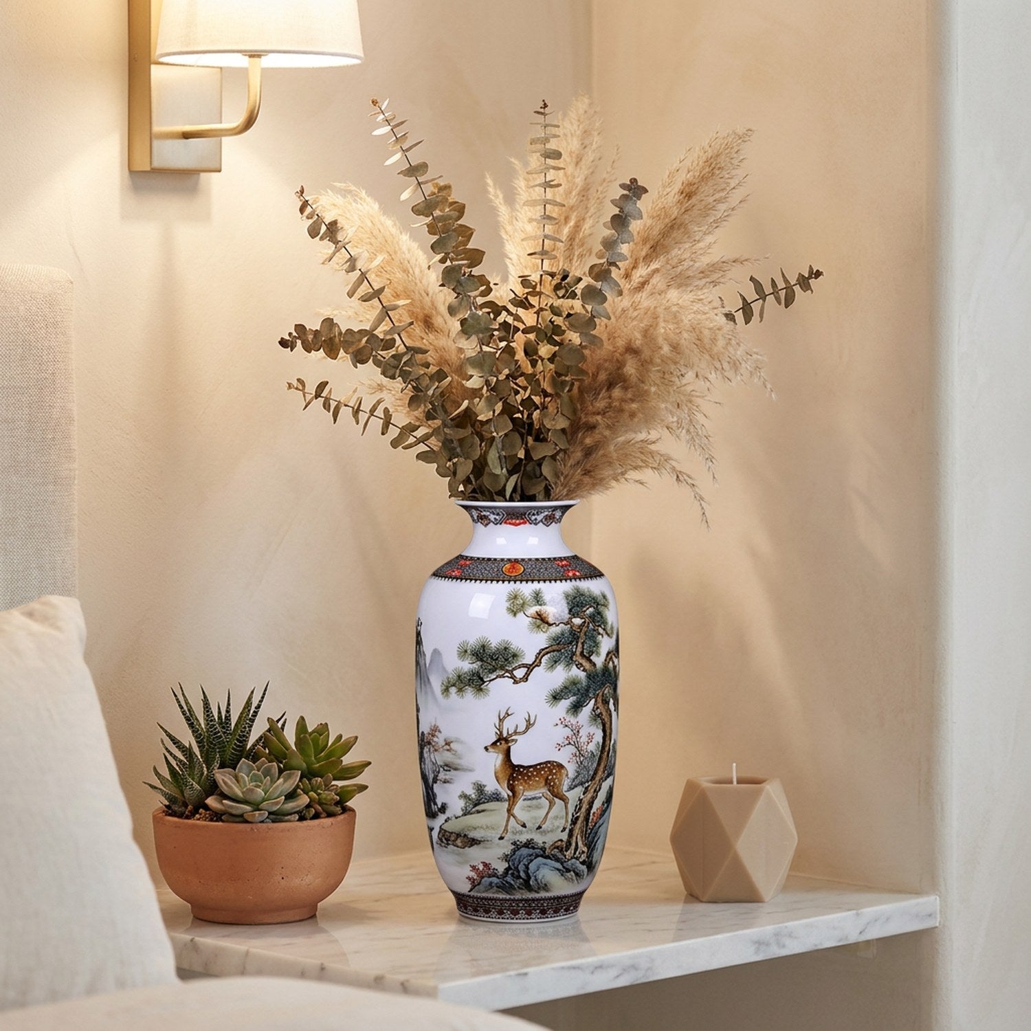 Vase céramique Jingdezhen posé sur une étagère en marbre dans un coin de chambre cosy