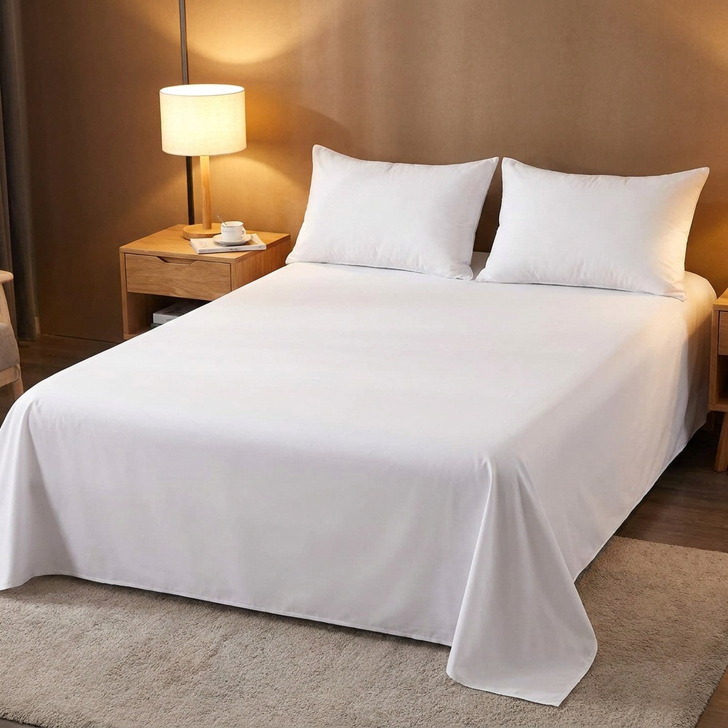 Drap plat blanc dans une chambre moderne avec table de chevet et lampe