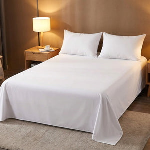 Drap plat blanc dans une chambre moderne avec table de chevet et lampe