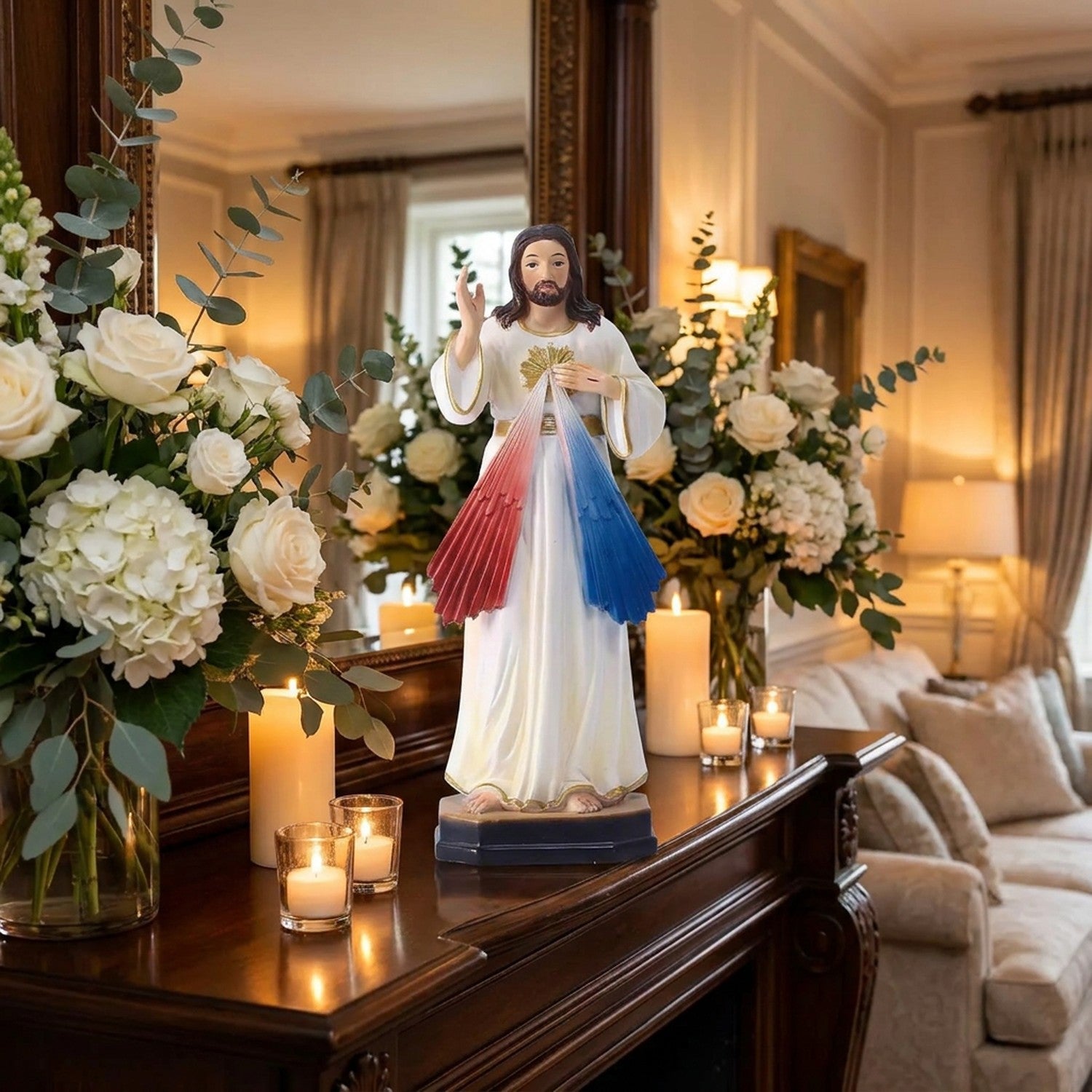 Statuette Jésus Miséricordieux sur manteau de cheminée avec fleurs blanches