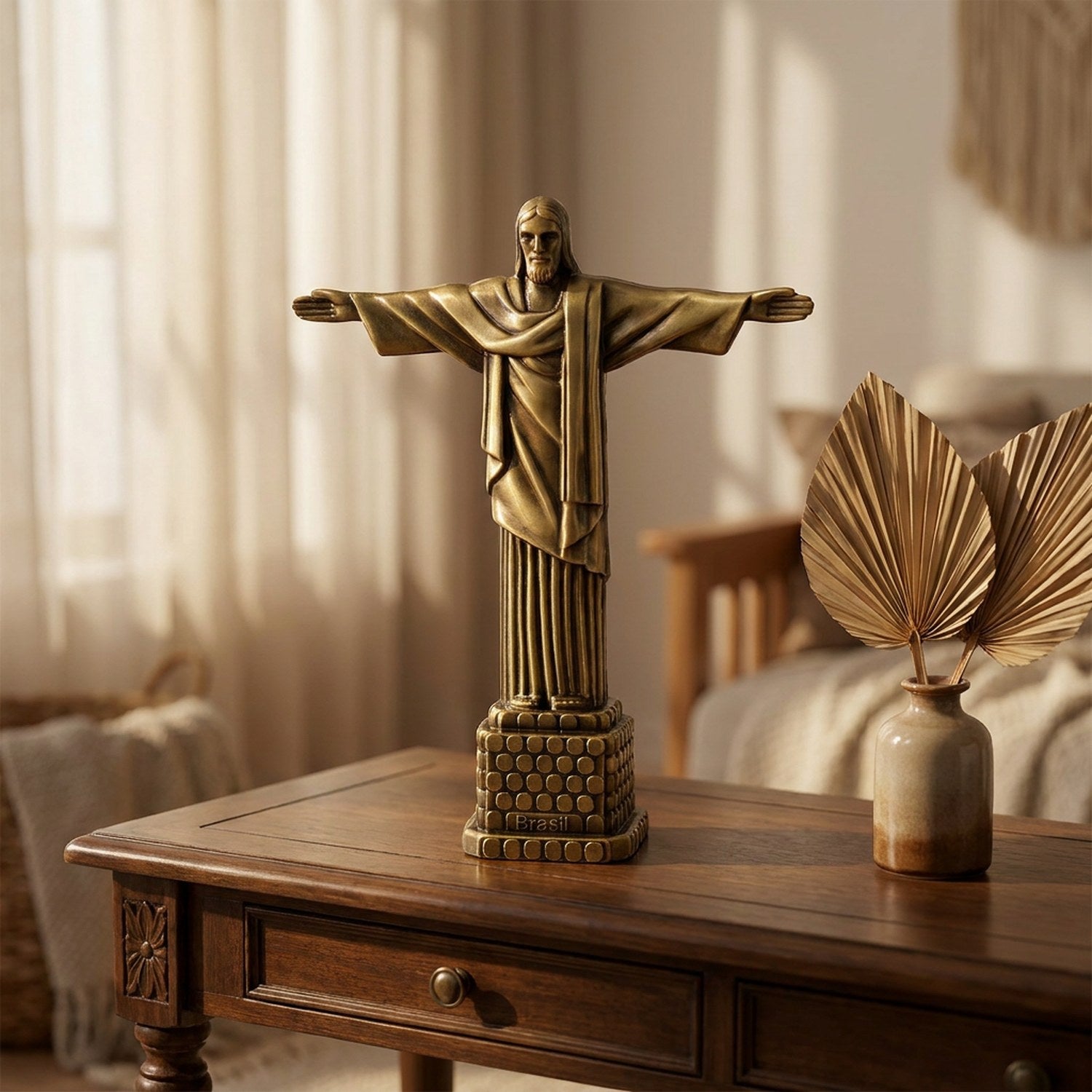 Statuette Christ Rédempteur sur une console bois foncé avec décoration neutre et lumière naturelle