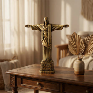 Statuette Christ Rédempteur sur une console bois foncé avec décoration neutre et lumière naturelle