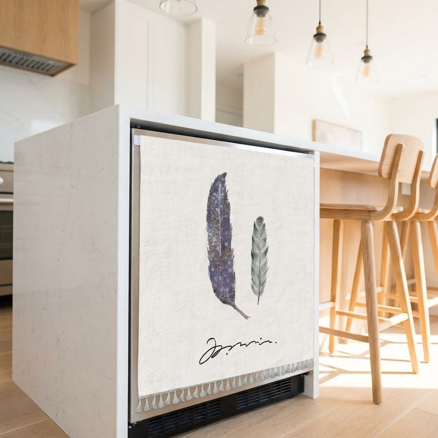 Rideau cache meuble motif plumes dissimulant un mini frigo sous un îlot de cuisine