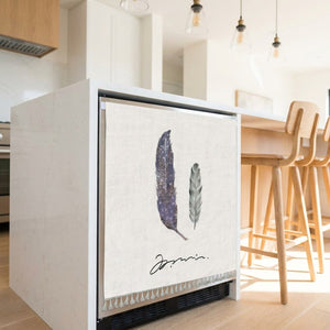 Rideau cache meuble motif plumes dissimulant un mini frigo sous un îlot de cuisine