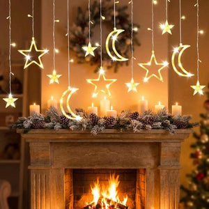 Guirlande LED étoile et lune au-dessus d'une cheminée avec bougies et pin pour Noël