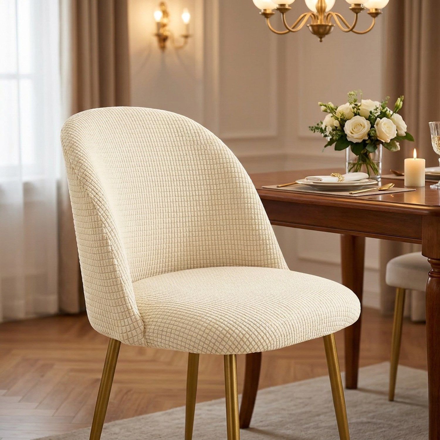 Housse de chaise beige élégante dans une salle de réception chaleureuse avec bouquet de fleurs