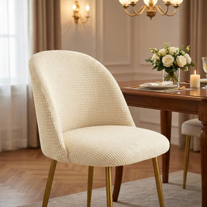 Housse de chaise beige élégante dans une salle de réception chaleureuse avec bouquet de fleurs