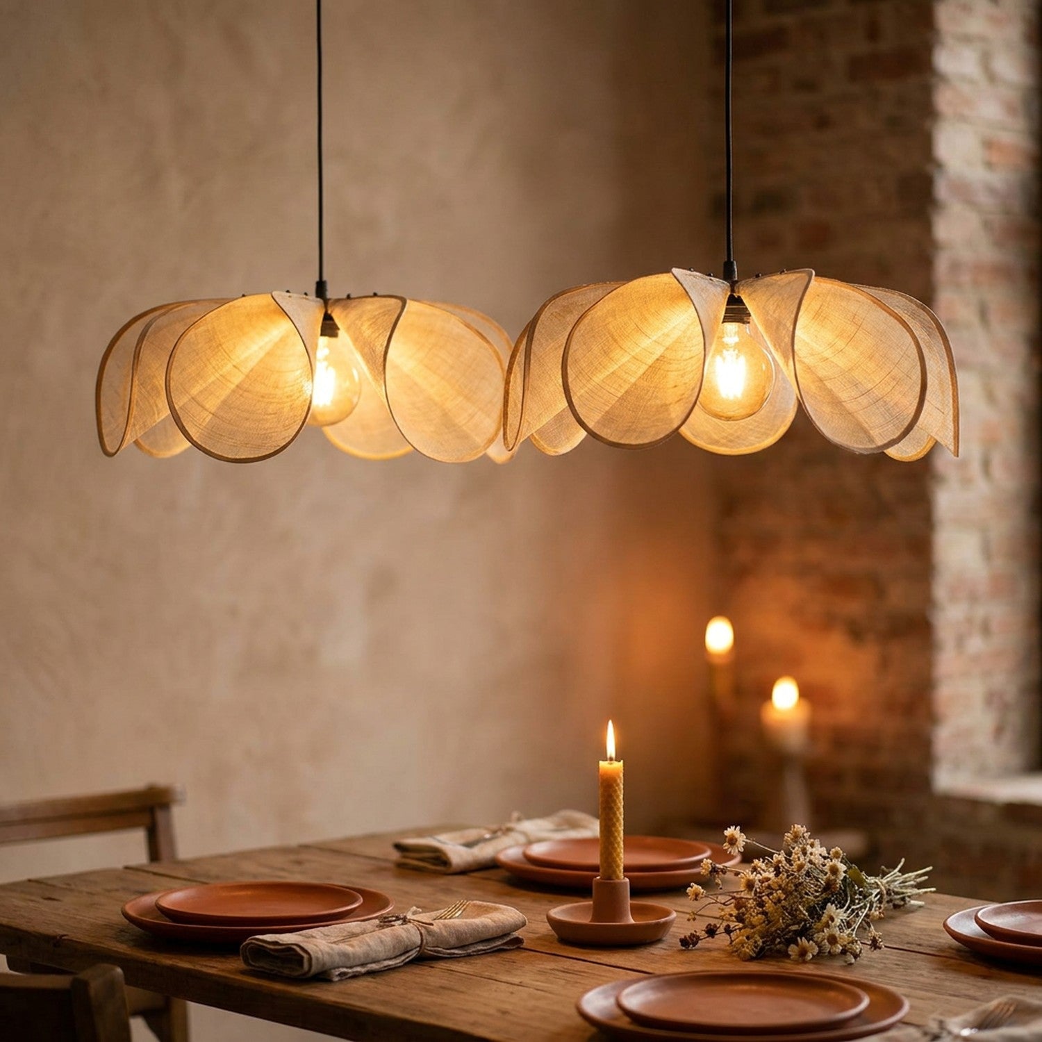 Deux suspensions Wabi Sabi tissu naturel au-dessus d'une table de restaurant