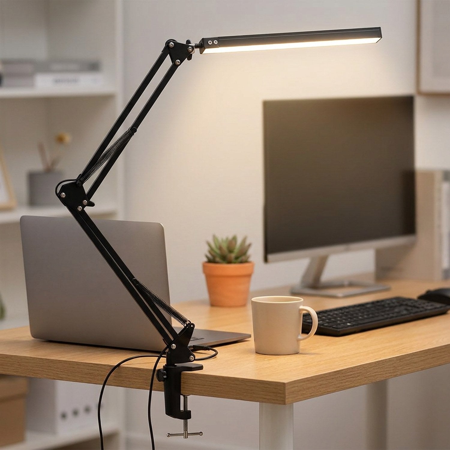 Lampe de bureau architecte noire éclairant un poste informatique