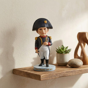 Statue Napoléon Bonaparte sur étagère flottante en bois avec plante et décorations