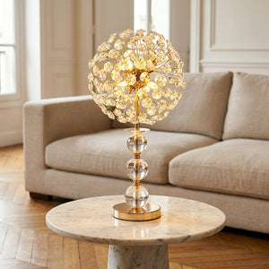 Lampe de table en cristal doré dans un salon moderne sur table ronde en marbre