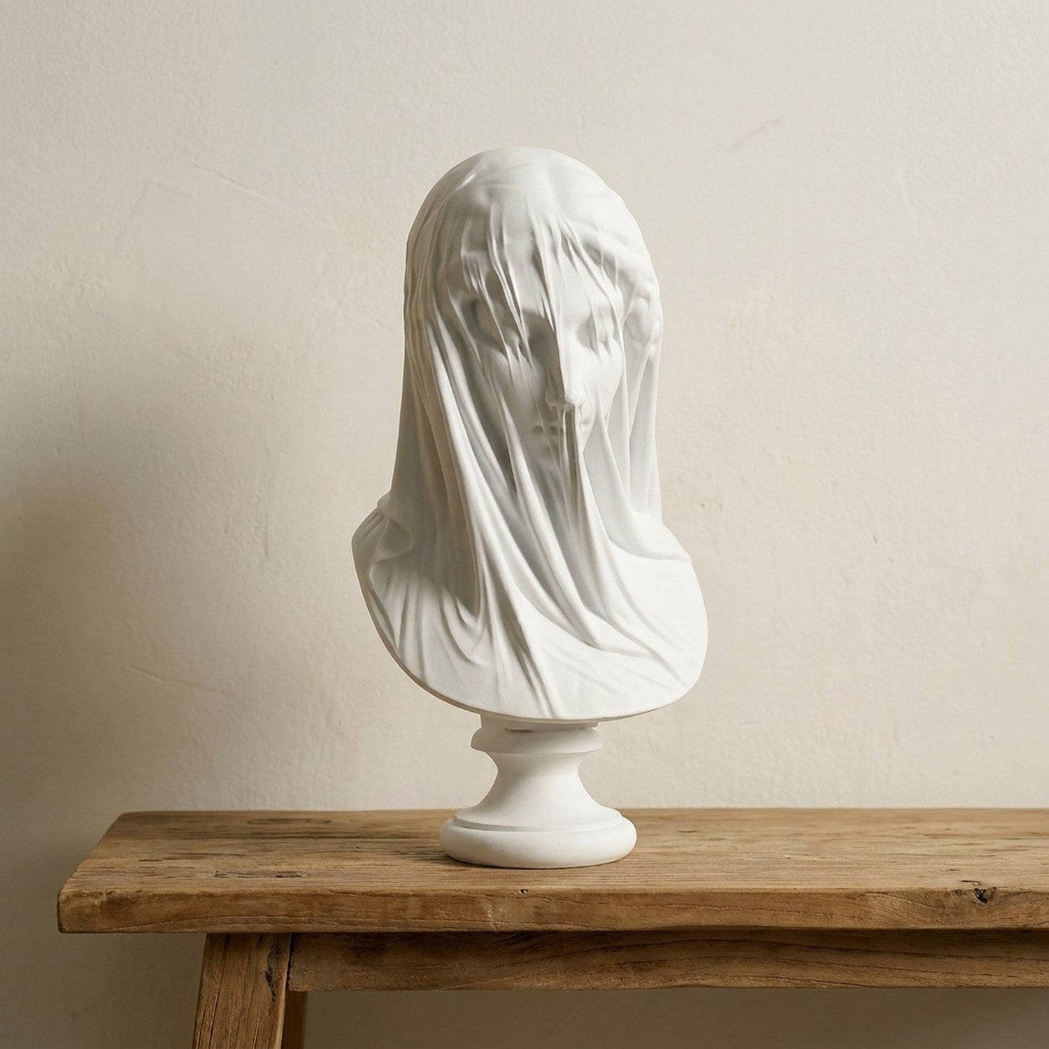 Sculpture buste voilée seule sur console en bois style minimaliste