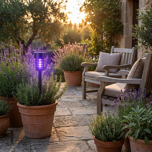 Lampe anti-insectes UV sur terrasse jardin en soirée