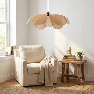 Suspension rotin pétale lotus dans salon scandinave fauteuil lin