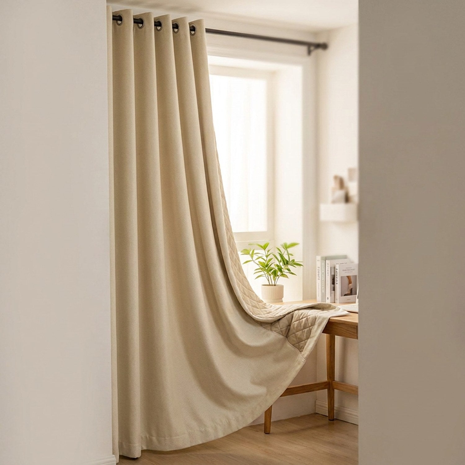Rideau occultant beige devant un bureau lumineux avec une plante