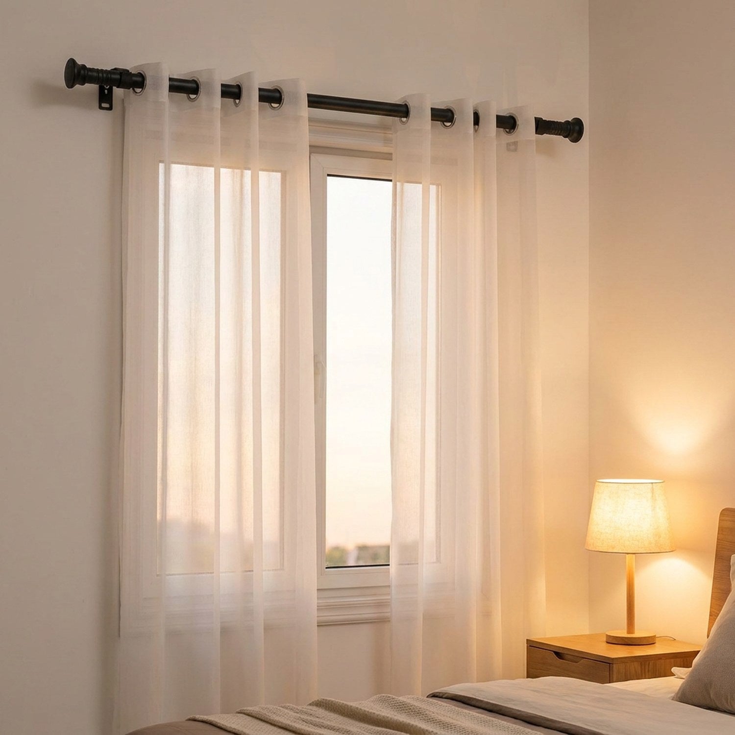 Tringle à rideau noire dans une chambre moderne avec voilage blanc et lampe de chevet