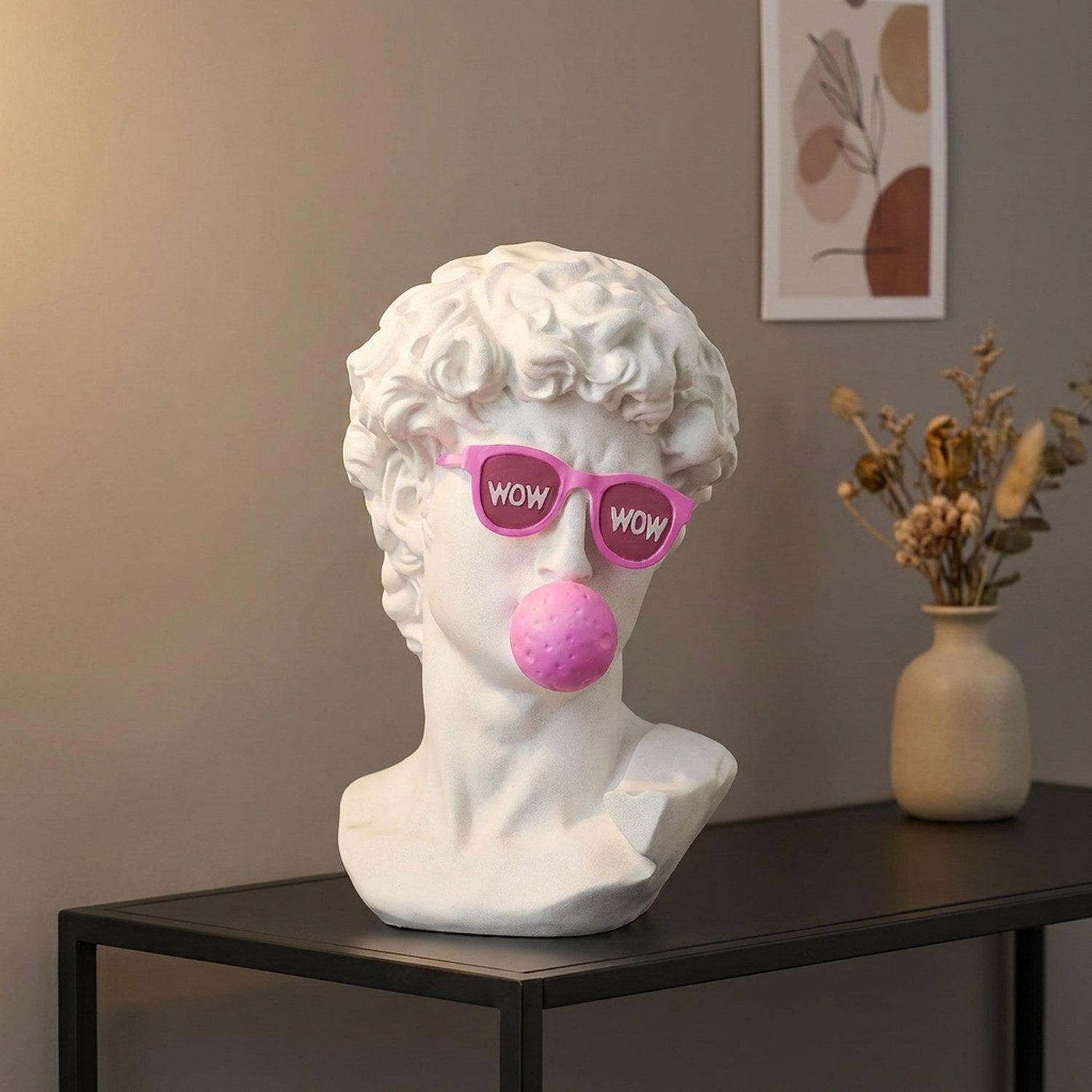 Statue David avec lunettes WOW posée sur console moderne ambiance salon chaleureux