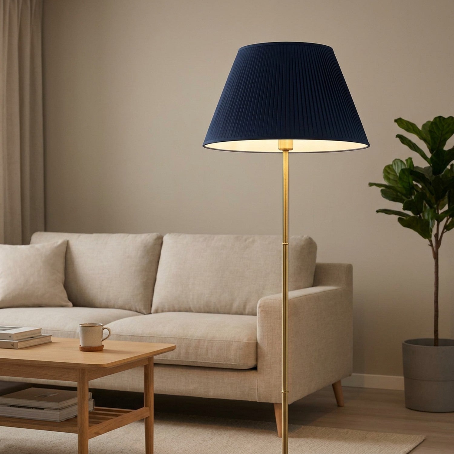 Abat-jour plissé bleu nuit sur lampadaire salon scandinave