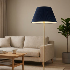 Abat-jour plissé bleu nuit sur lampadaire salon scandinave