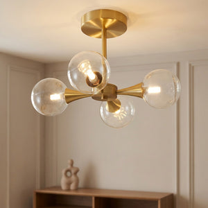 Lustre art déco 4 globes transparents en étoile dans un salon