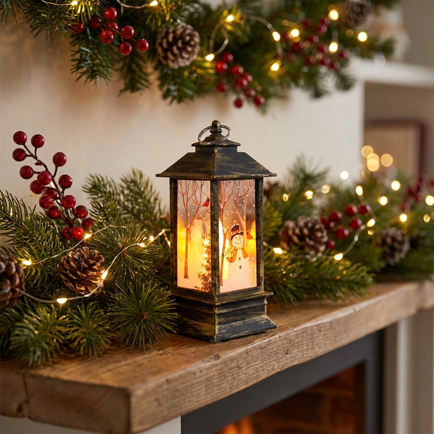 Lanterne de Noël LED bronze sur manteau décoré