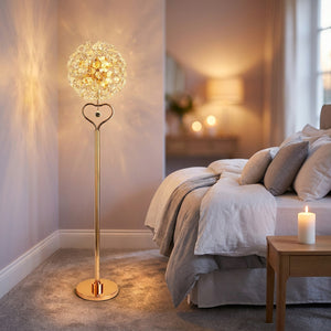 Lampadaire en cristal doré dans une chambre élégante avec ambiance chaleureuse