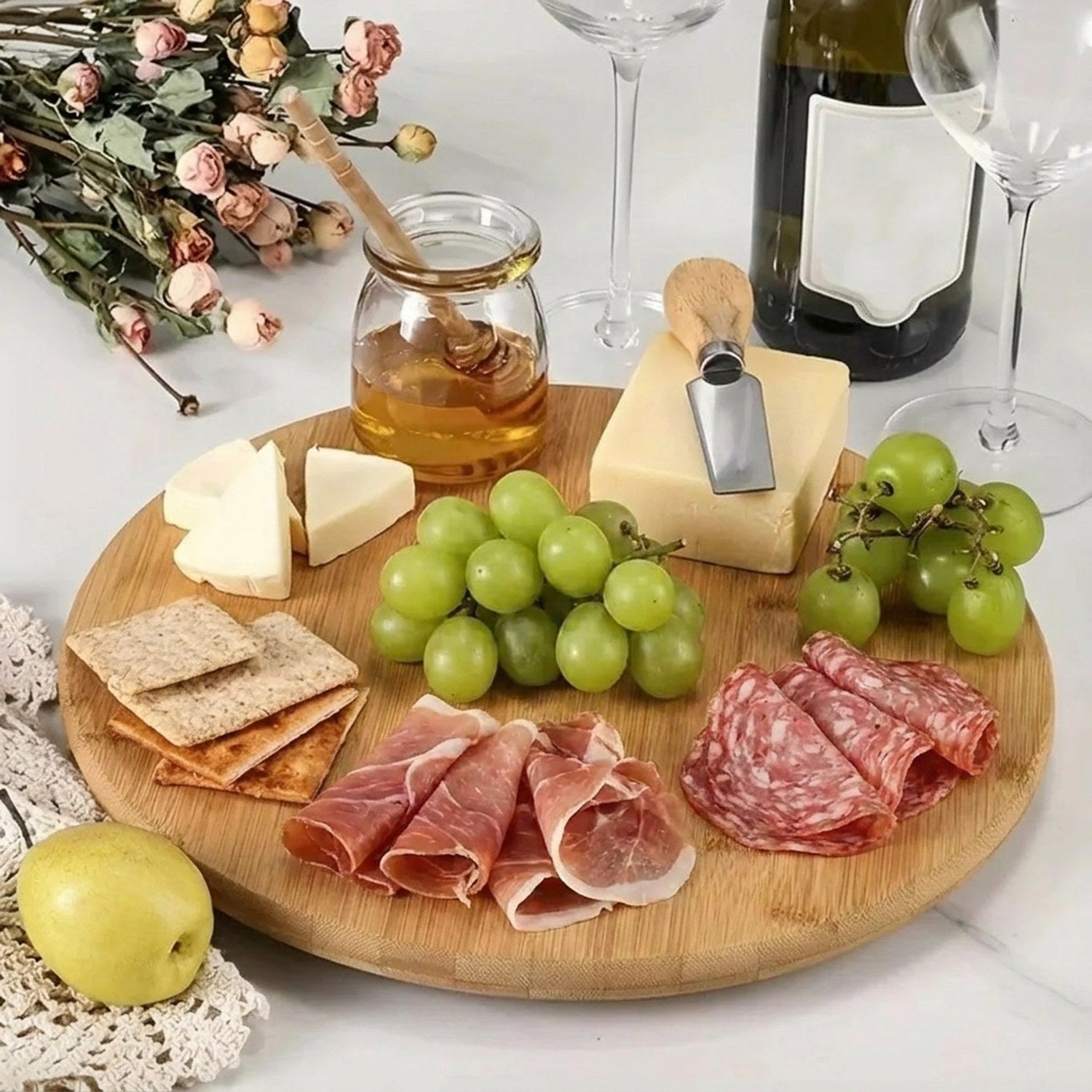 Plateau de service bambou 35 cm avec charcuterie fromage raisins et crackers apéro