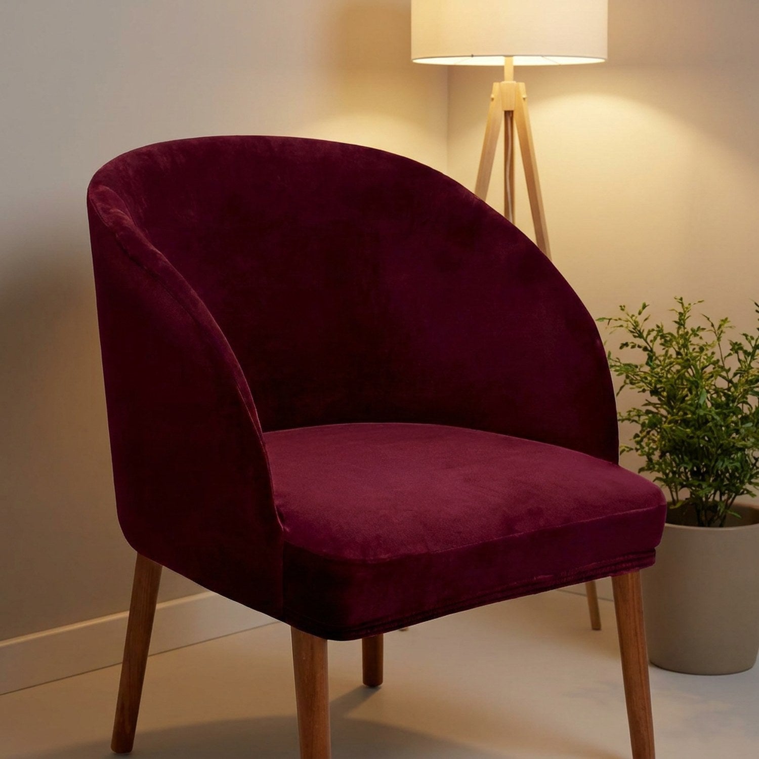 Housse de chaise velours bourgogne dans un coin salon avec lampadaire et plante