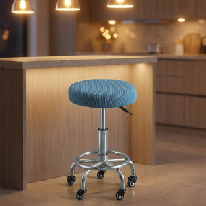 Housse de chaise ronde bleue sur tabouret devant un îlot de cuisine