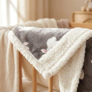 Gros plan de la texture polaire et de la doublure peluche sherpa de la couverture bébé