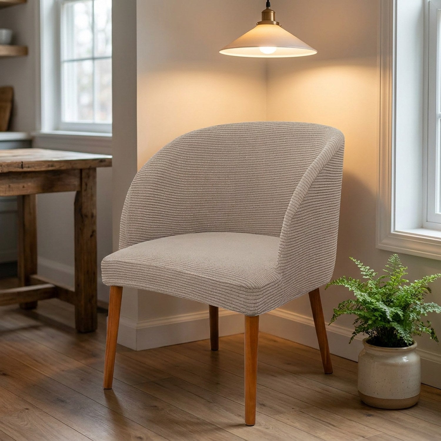 Housse de chaise ronde jacquard dans un coin cuisine chaleureux avec plante verte