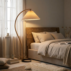 Lampadaire arc bois beige dans une chambre nordique éclairage lecture