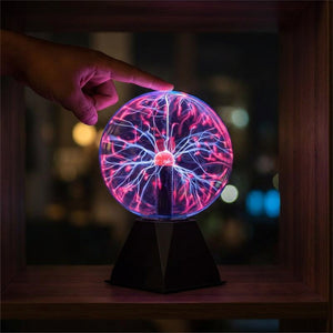 Main touchant une lampe boule de plasma avec éclairs lumineux sur une étagère