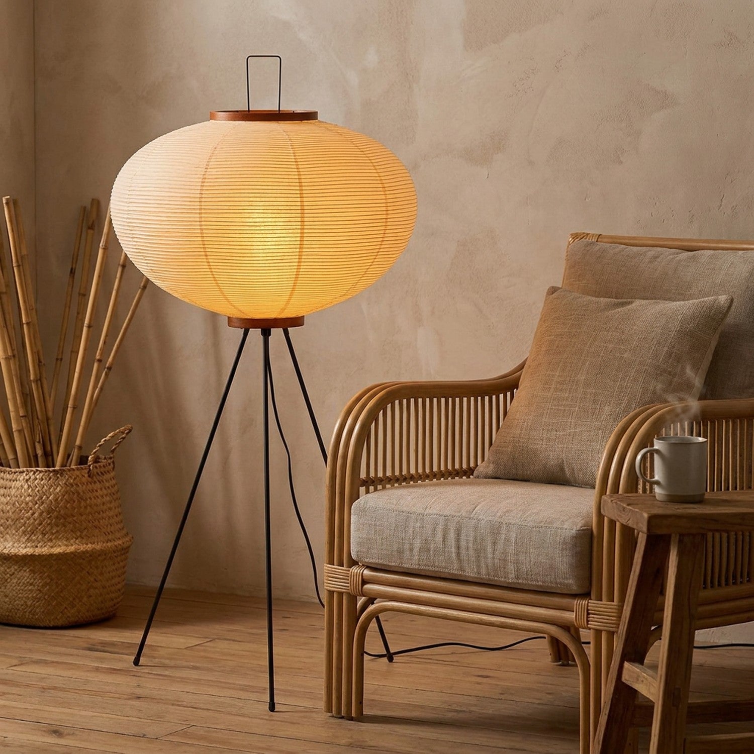 Lampadaire japonais Wabi-Sabi dans un coin lecture avec fauteuil rotin